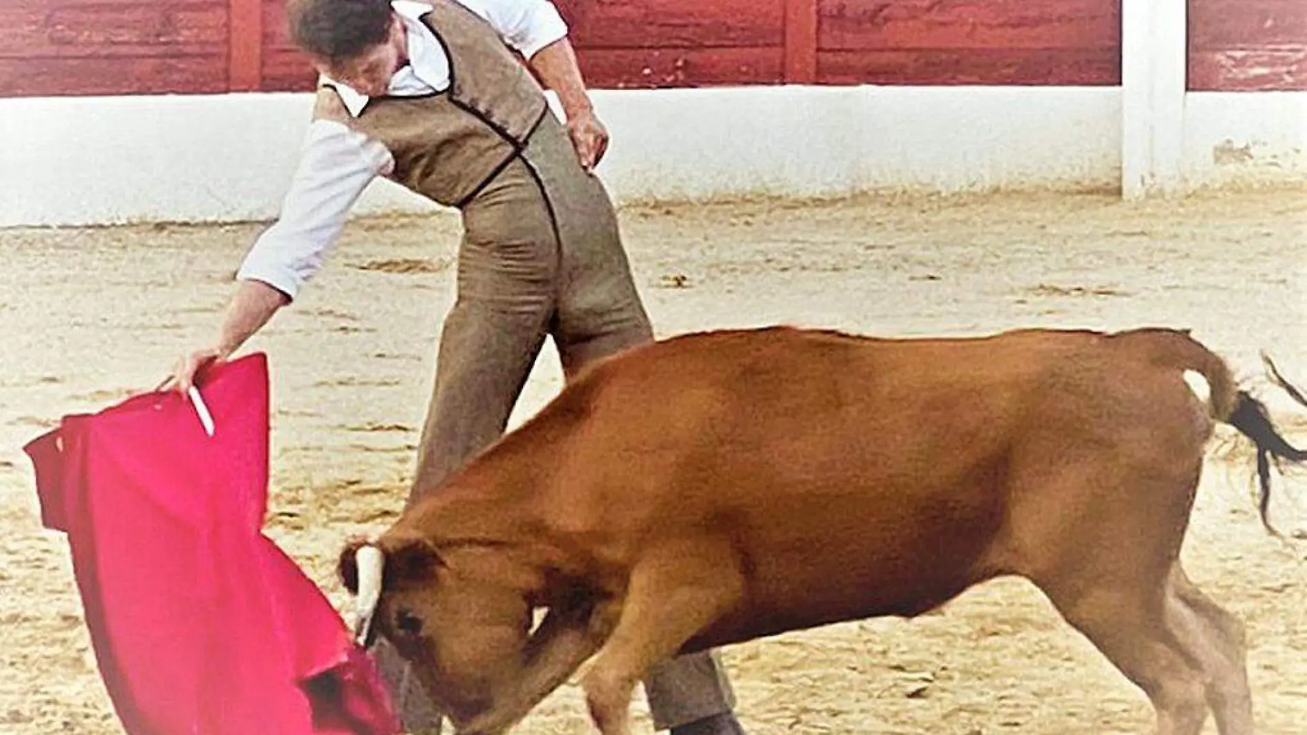 Arturo Gilio haciendo la faena a una vaquilla